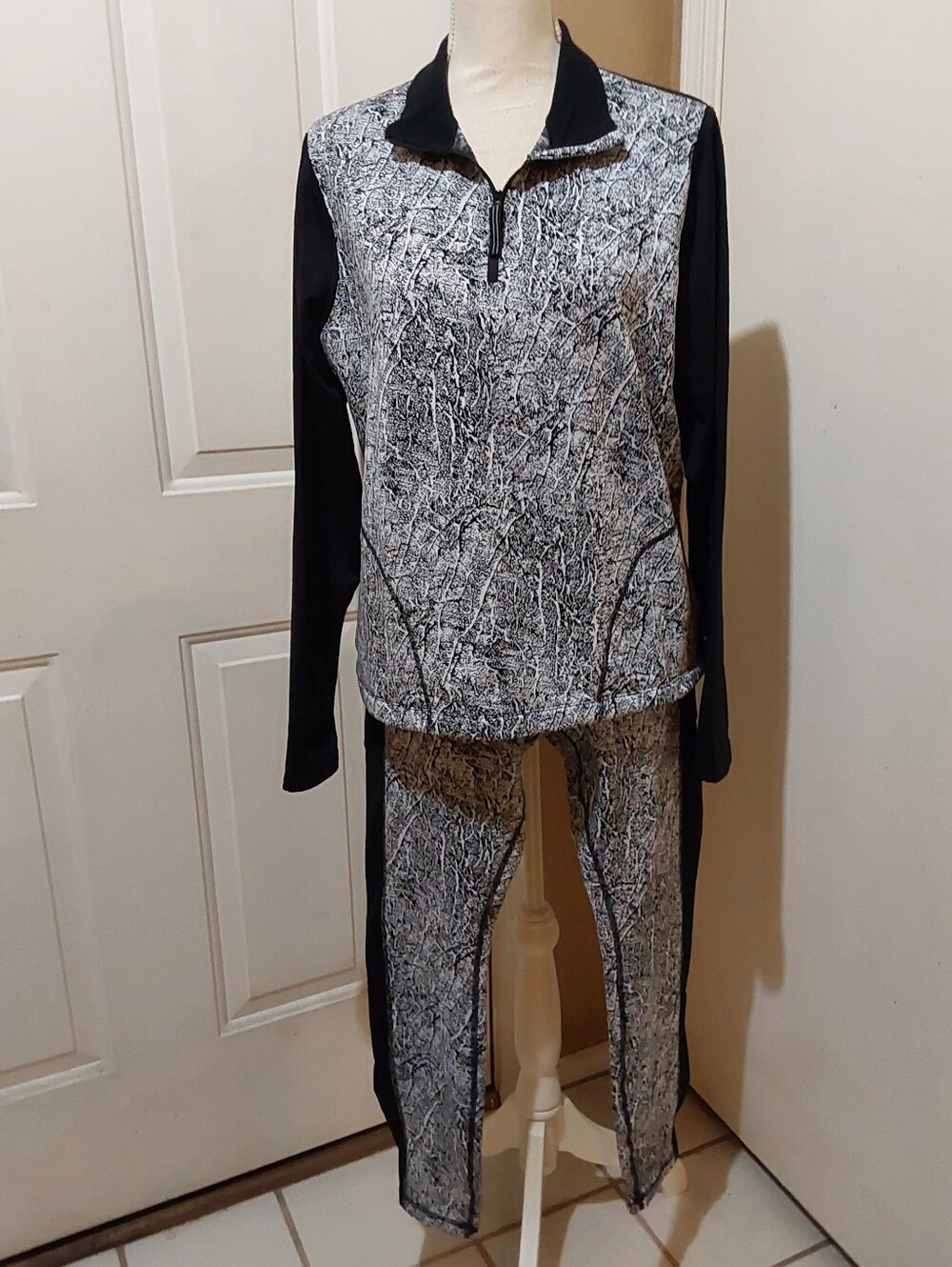 🌺 Like New Avia Black and White Abstract Print Track Set